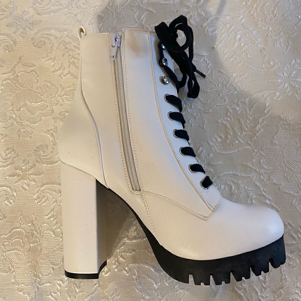 🛍Women’s Wild Diva shoes White Chunky Heels Sizes: Various💥